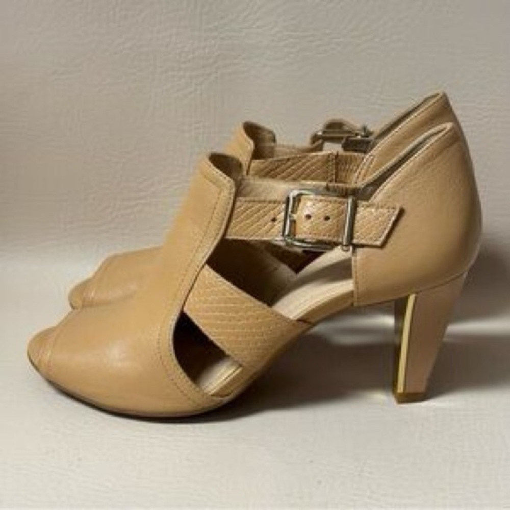 🤎🤎🤎Nurture by Lamaze Tan Strappy Heels